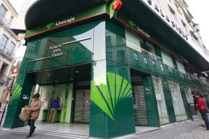 Fachada principal de la oficina de Unicaja en la plaza del Siglo. :: SUR/