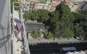 El alcalde pretende que los laterales se queden peatonales y el tráfico pase por las vías centrales. :: A. Cabrera/