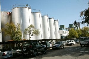 Instalaciones de envasado de aceite de oliva de Deoleo en Jaén. :: sur/