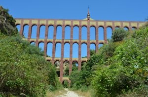 La rehabilitación del Acueducto del Águila en Nerja, declarado BIC, ha sido el proyecto más importante. :: E. C./