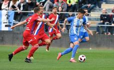 Juan Cruz avanza con el balón en el partido de este domingo./Germán Pozo