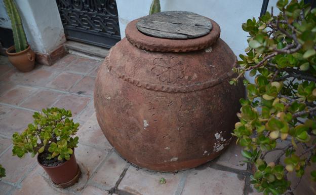 Detalle de la vasija con el símbolo de las tres culturas. 