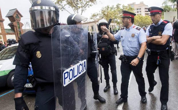 Un Mosso d´Esquadra se encara con un policÃa nacional. /Quique GarcÃa (Efe)