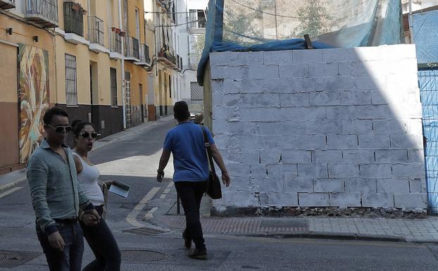 La pared en la que estaba el mural, en la calle Huerto del Conde, ayer con el dibujo borrado./SUR
