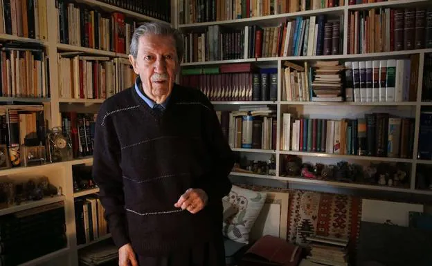 Manuel Alcántara, en la biblioteca de su casa, donde escribe a diario la columna de la última página de SUR./Salvador Salas