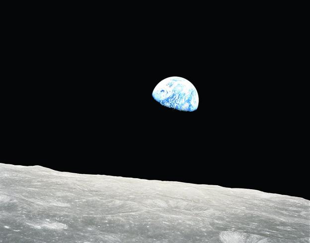 Nuestro planeta saliendo por el horizonte lunar. A la izquierda, insignia del 'Apolo 8' :: NASA/