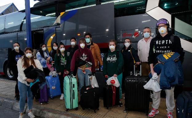 El grupo de estudiantes que han estado en Canadá, a su llegada ayer tarde a la estación de autobuses de Málaga. 