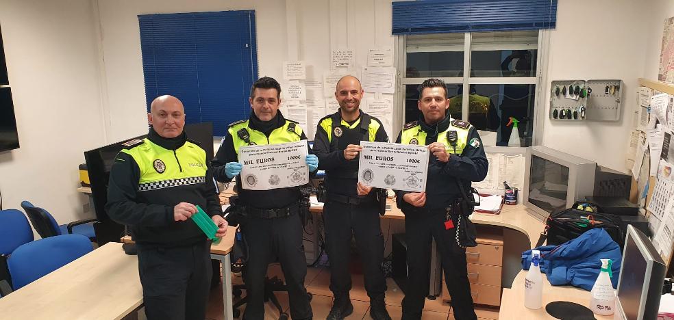 La Policía Local de Vélez-Málaga dona mil euros para la campaña 'Máscaras  solidarias' | Diario Sur