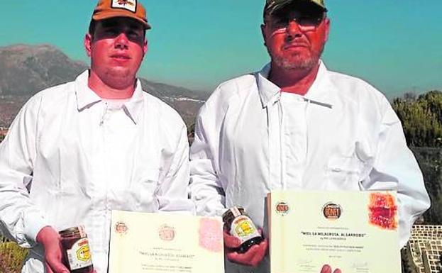 Manuel Jesús y Manuel López muestran las mieles premiadas en el concurso de Londres/