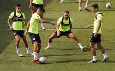 Keidi, en el centro, durante un entrenamiento del Málaga./SUR