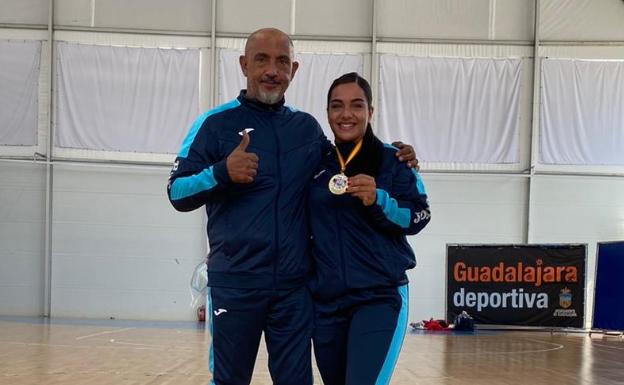 María Torres y su padre y entrenador, Eugenio, en Guadalajara. /SUR