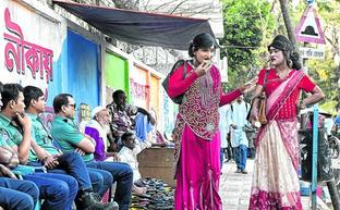 Shanta y su amiga Sagorika pasean por el centro de Dacca atentamente observadas por policías y ciudadanos de la capital de Bangladesh./