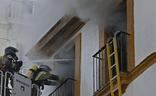 Imagen de archivo de bomberos actuando en el incendio de una vivienda./