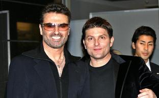 George Michael y Kenny Goss, en Tokio en 2005./Yoshikazu TSUNO /AFP