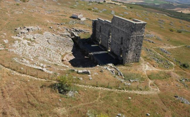 Vista aérea de los restos del teatro romano de Acinipo, a 20 kilómetros de Ronda./JUNTA DE ANDALUCÍA