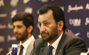 El jeque Al-Thani, con su hijo Nasser al fondo, en la sala de prensa de La Rosaleda./SALVADOR SALAS
