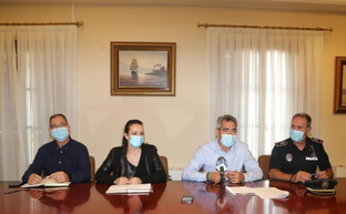 Los ediles Javier Marín y Encarnación Cortés, el alcalde, Víctor Navas y el jefe de la Policía, Francisco Zamora/SUR