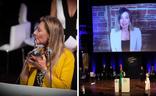 Eva García Sáenz de Urturi besa su premio y Sandra Barneda, que intervino por videoconferencia/EP/ AFP