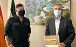 Miguel Poveda junto al alcalde de Estepona, presentando la campaña solidaria./j.m.m