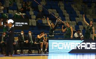 Los jugadores del Unicaja de banquillo celebran el triunfo ante el Buducnost del pasado martes./salvador salas