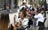 Varias personas en una terraza./EC