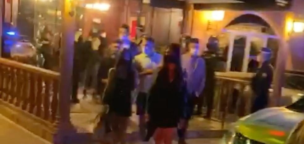 Cierran un bar en Málaga por celebrar una fiesta con más de 150 personas sin mascarillas bailando al ritmo de un 'dj' 2 Cierran un bar en Málaga por celebrar una fiesta con más de 150 personas sin mascarillas bailando al ritmo de un 'dj' 2