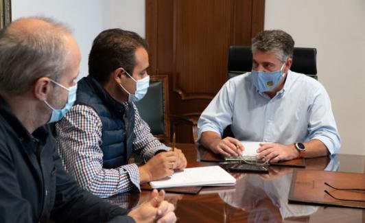 Nerja destina casi 400.000 euros a la peatonalización de la céntrica calle Diputación 2 Reunión del alcalde con los responsables de la obra. /Sur