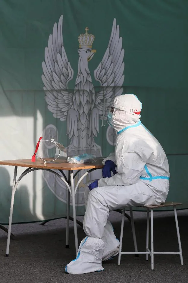 Un médico polaco espera en un centro para realizar tests en Zegrze. efe/