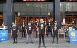 Gabriel Benítez, a las puertas del Mercado Little Spain de Nueva York junto a otros integrantes de la ONG World Central Kitchen./r. c.