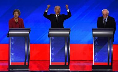 Elizabeth Warren, Joe Biden y Bernie Sanders, durante un debate de las primarias demócratas./AFP
