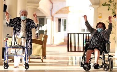 Carmen y Fina, en la terraza de su residencia./salvador salas