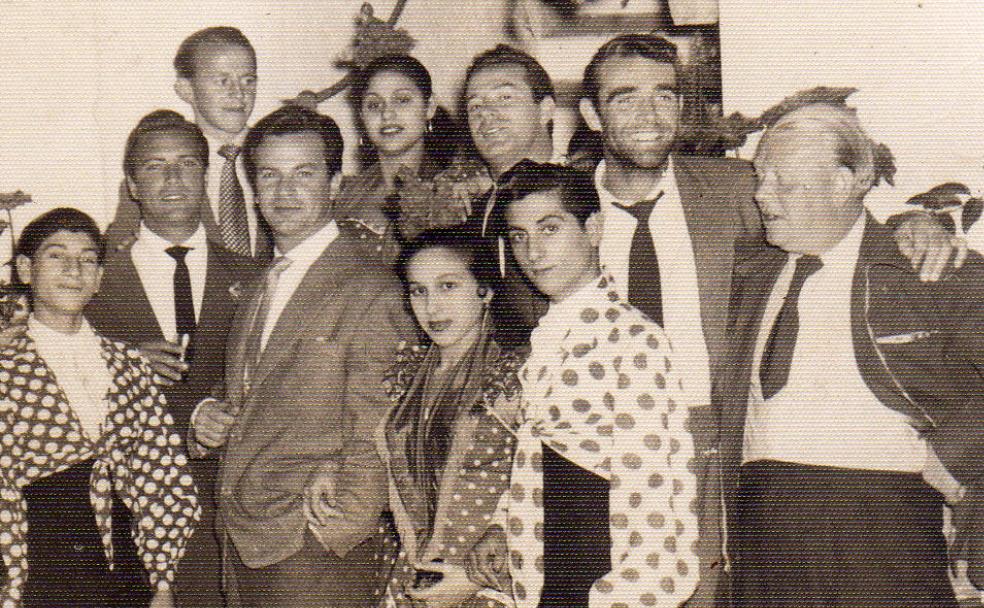 Juergas flamencas, espías y golpes de estado: las películas de Sean Connery en Málaga 2 Sean Connery (segundo pro la derecha), junto a artistas flamencos y miembros del equipo de la película 'La frontera del terror', en el rodaje en Málaga en 1957. /Paco Roji