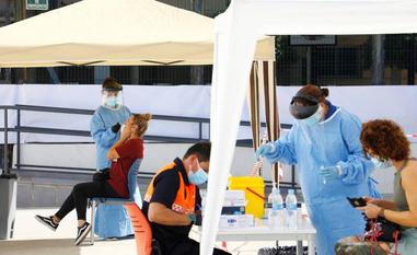 Andalucía suma 12 fallecidos y vuelve a superar los 5.000 nuevos contagios por covid