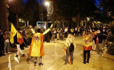 Los manifestantes, esta tarde frente al Ayuntamiento./Ñito Salas