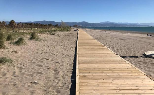 Camino de acceso a la playa del Parador de Golf que se realizó hace tres años. /SUR
