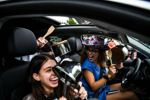 Cacerolada. Un grupo de jóvenes celebra en Miami el triunfo demócrata. / AFP