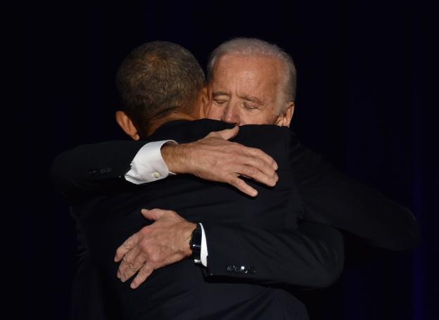 Biden se funde en un abrazo con Obama tras el discurso de despedida que pronunció en Chicago el expresidente en enero de 2017. Nicholas Kamm / AFP/