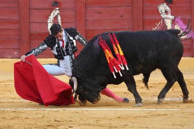 Jiménez Fortes, con su segundo toro, al que cortó una oreja. DANIEL PÉREZ. EFE/