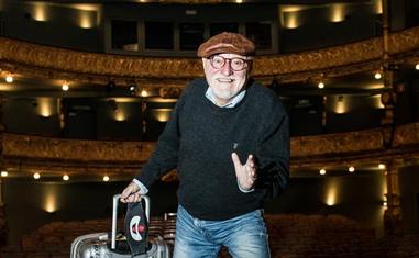 Moncho Borrajo posa en el teatro en el que ha llevado a cabo su última actuación./Pankra nieto