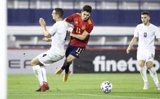 Brahim, durante el instante en el que sufre la falta que provoca el penalti./RFEF