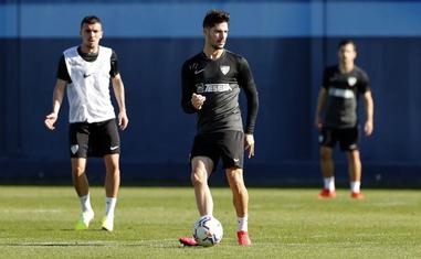 Caye Quintana, delantero del Málaga, durante el entrenamiento de este martes en el Anexo de La Rosaleda./MÁLAGA CF
