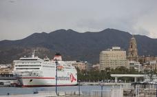 Ferry de Trasmediterránea amarrado en el muelle 3 del Puerto de Málaga./ñito salas. archivo