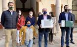 Concejales junto al alcalde Manuel Barón y el representante de Ecofrog con las máquinas que ya se están repartiendo en los centros educativos./A. J. G.