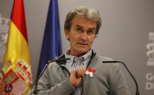 ¿Qué simboliza el pin que lleva Fernando Simón en su chaqueta?