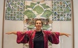 María Bueno posa ante su pieza oriental 'Kimono para dos', obra principal de la muestra./francisco hinojosa