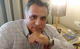 El catedrático en Psicología Social de la UMA Antonio Hernández; debajo, la plataforma 'on line'. crónica/