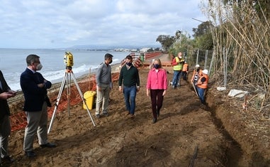 La alcaldesa, Ángeles Muñoz, y el concejal de Obras, Diego López, ayer en la zona de la actuación./Josele