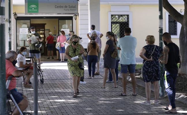 Los centros de salud están inmersos en plena campaña de la vacuna contra la gripe./Migue Fernández