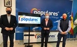 Los concejales del PP Manuel Gutiérrez, Francisco Delgado Bonilla y Daniel Aranda./SUR
