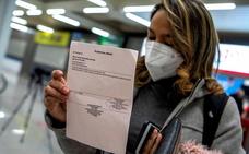 Una pasajera procedente de un vuelo de Colonia (Alemania) muestra el resultado negativo de su PCR tras aterrizar en el Aeropuerto de Palma de Mallorca./EFE